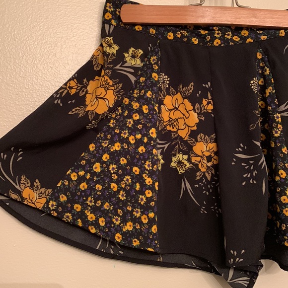 Urban outfitters high waisted float black and yellow floral shorts - Picture 2 of 4